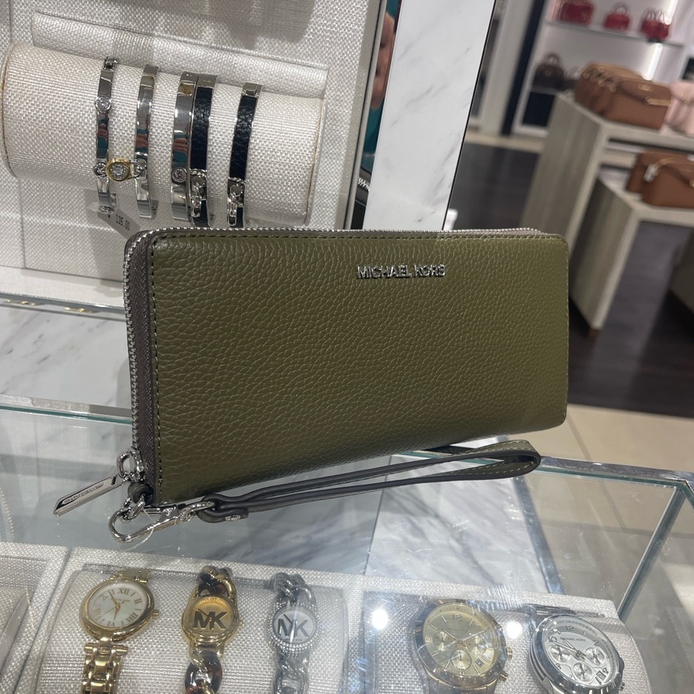 MICHAEL KORS Lg Pebbled Leather Continental Wallet Wristlet Phone Holder
Olive - Picture 12 of 16